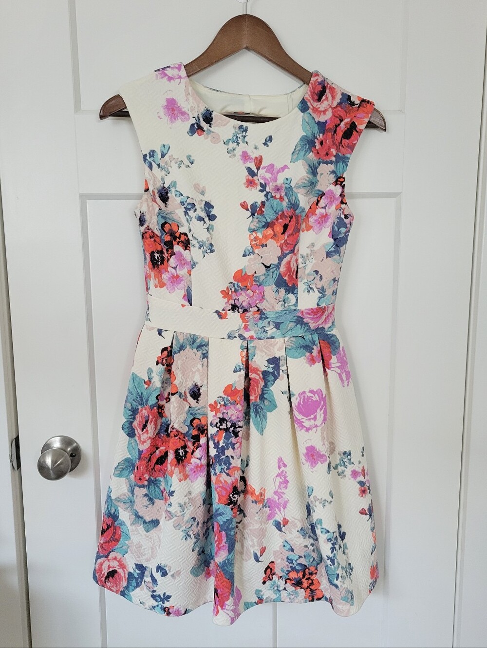 Emerald Sundae Cocktail Length White Floral Dress